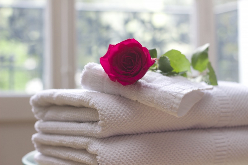 hotel-FIGANIERES-min_towel_rose_clean_care_salon_spa_white_bath-731641